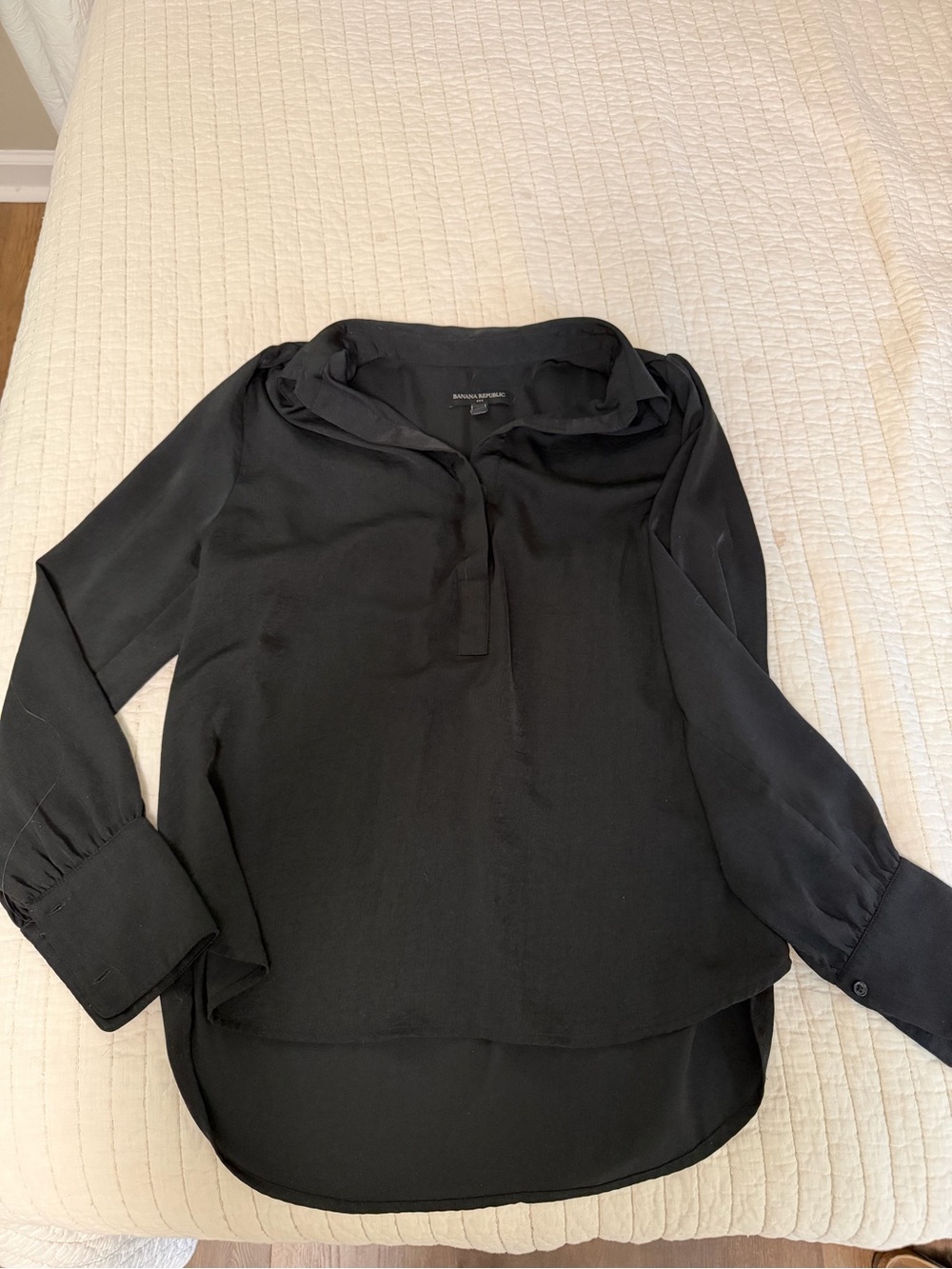 Banana Republic Black Silk-Blend Long Sleeve V-Neck Blouse